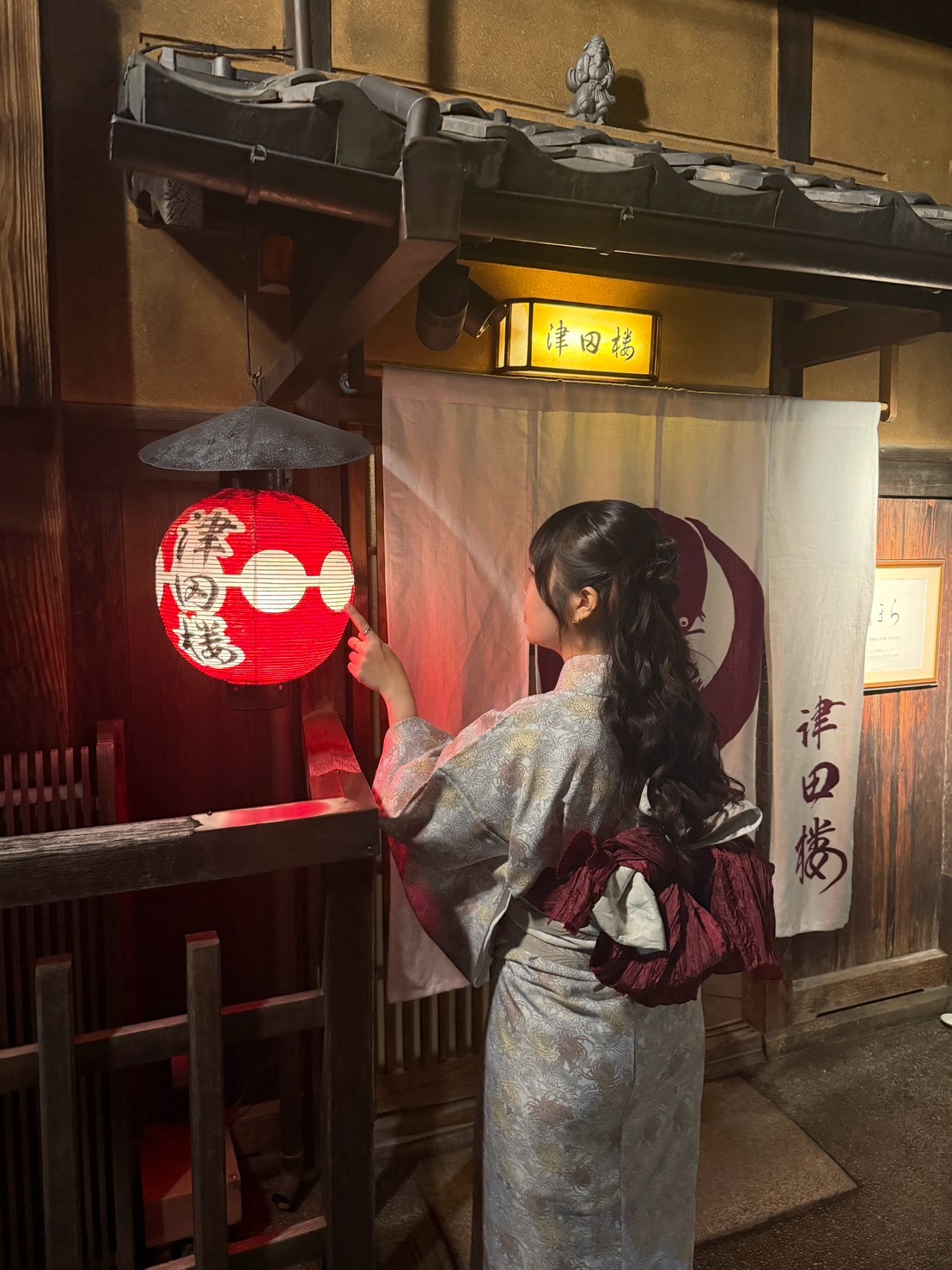 夜の祇園・提灯と着物