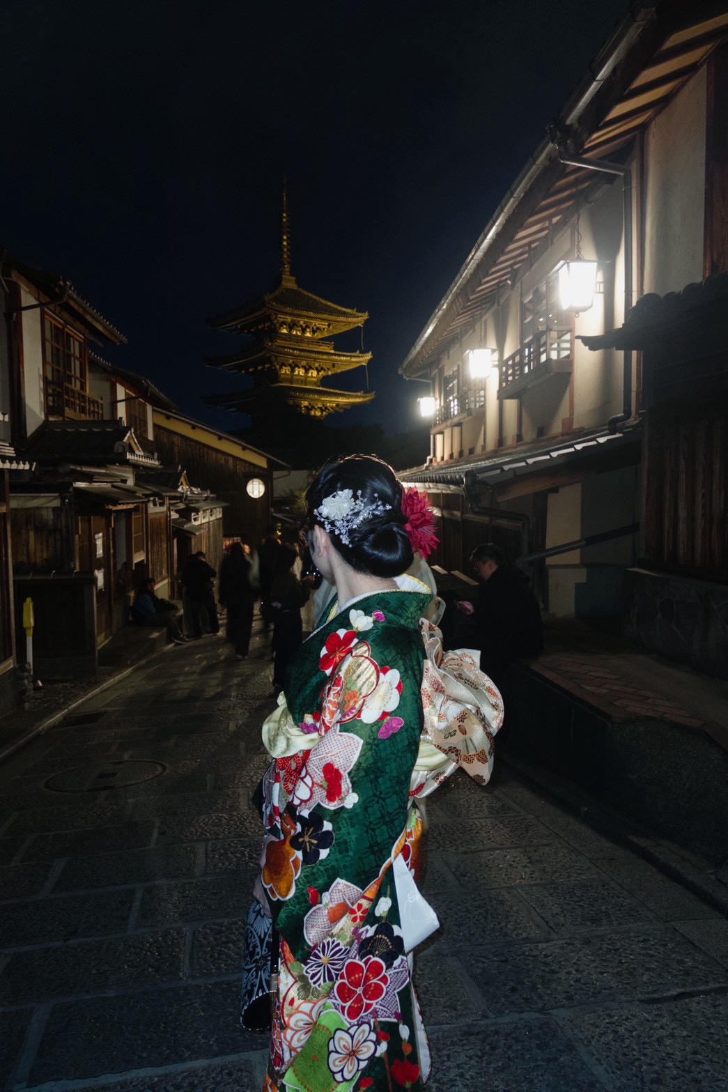 夜の八坂の塔と着物